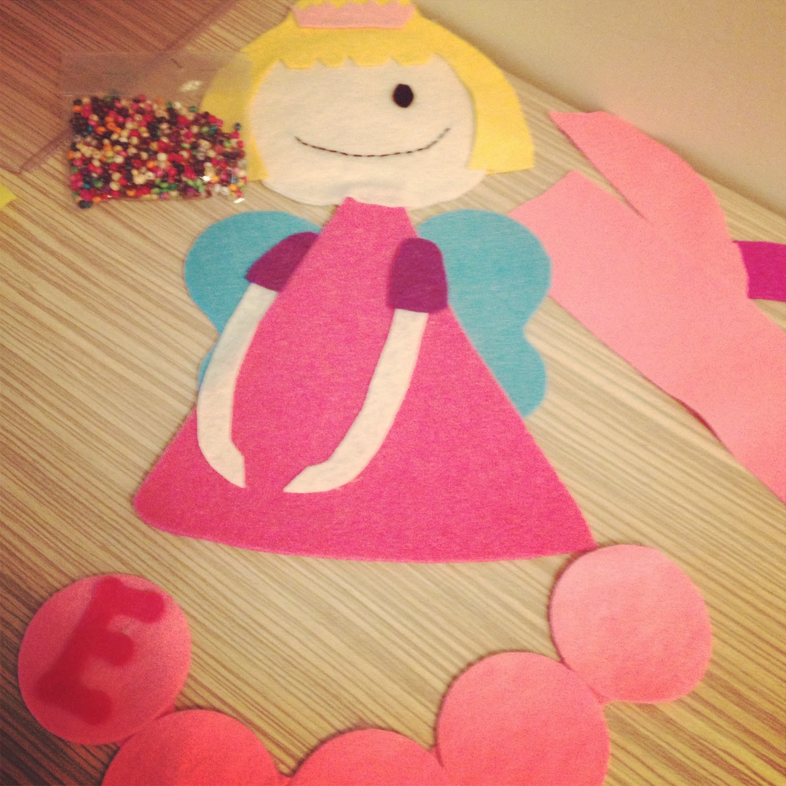 Keçe, özel tasarım bebek kıyafet ve aksesuarları ve dahası